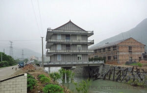 浙江溫嶺村民將房子蓋在橋上 稱可節約土地(圖)