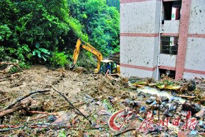 泥石流夾雜石塊、樹枝沖進(jìn)宿舍樓，堆積了半層樓高。記者駱昌威攝