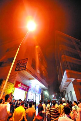 男子砍完人后，走上3樓跳樓自殺。