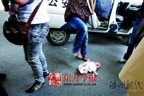 鄭州街頭2名女子偷手機(jī)被抓 猛踹懷中嬰兒(圖)