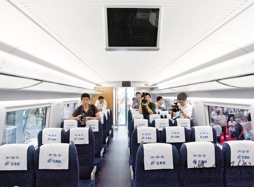 高速列車“和諧號”380A二等車廂內(nèi)部 本報(bào)記者 李洪亮 攝