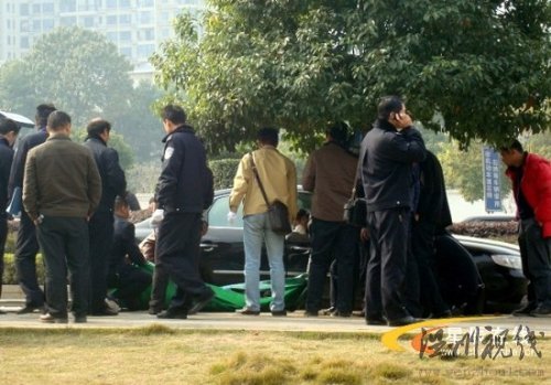 男子在銀行取錢后被當(dāng)街槍殺(組圖)