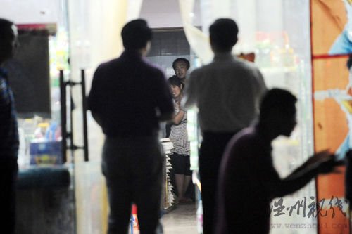 鄭州一名男子劫持人質與警方對峙
