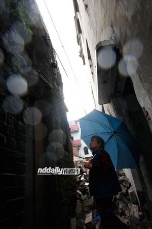 葉老太看著被拆錯(cuò)后剩下殘墻斷壁