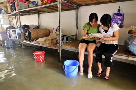 廣西強降雨災區師生水上