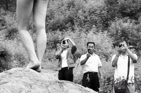 村民持樹枝驅(qū)趕拍寫真裸女 稱丟人現(xiàn)眼(組圖)