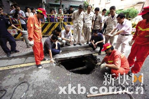 昨天上午越秀北路一地段發(fā)生地陷，市政部門及時搶修。新快報記者王翔/攝