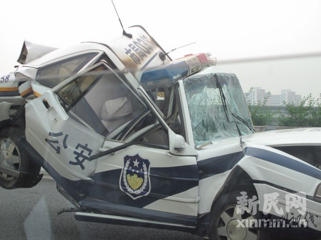 警車完全變形。