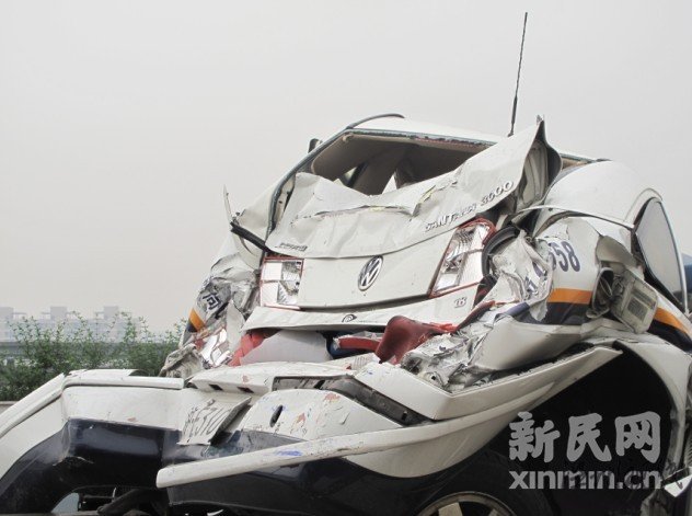 圖為被撞得完全變形的警車。