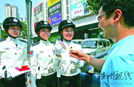 重慶女子交巡警開罰單后送平安鑰匙扣(組圖)