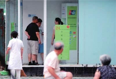 6月19日傍晚，不明情況的路人仍在使用“ATM機(jī)”，便衣警察上前勸說(shuō)。