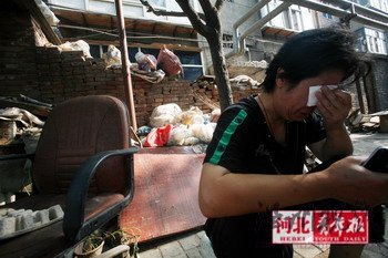 6月18日，自殺女生的媽媽在自己收的廢品前難過不已