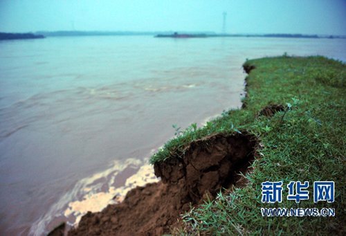 6月22日在江西撫州市拍攝的唱凱堤決口。6月21日傍晚，江西省撫州市唱凱堤發(fā)生決口，威脅下游臨川區(qū)湖南、羅湖、唱凱、羅針和云山等5個鄉(xiāng)鎮(zhèn)14.5萬人口、京福高速公路、316國道以及12萬畝糧田的安全。江西省委、省政府主要領導獲悉后，立即對搶險工作作出部署，要求迅速轉移群眾，不惜一切代價，保護人民生命財產(chǎn)安全。目前，撫州市、臨川區(qū)已經(jīng)在組織人員轉移。駐贛部隊和武警、消防官兵正在緊急救援。新華社記者章武 攝