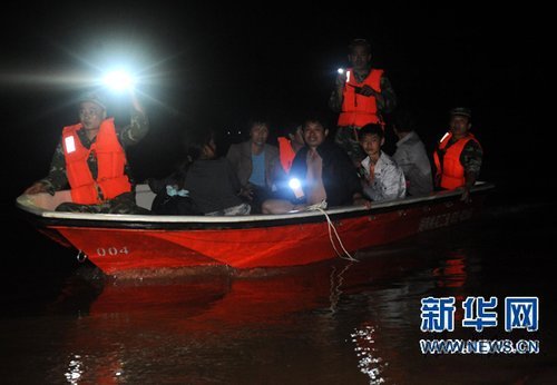 6月22日，南昌市消防支隊官兵在江西撫州市羅針鎮(zhèn)胡溪萬家村轉移被困村民。新華社記者周科 攝