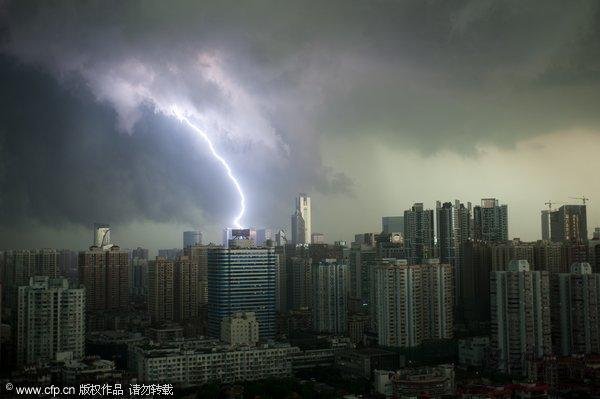 2010年6月21日16時(shí)許,廣州烏云密布,驚雷閃電劃破天空。攝影： 賈朔/CFP