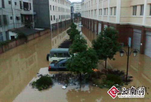 云南馬龍縣出現(xiàn)水庫(kù)漫壩縣城被水淹