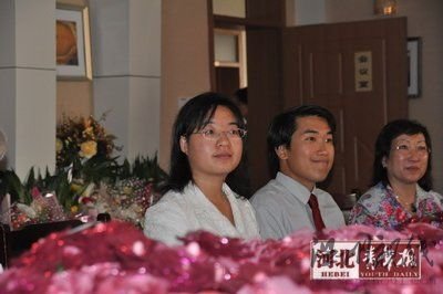 魏敏芝攜老公回國(guó)探親胖臉戴眼鏡毫無(wú)星相(圖)