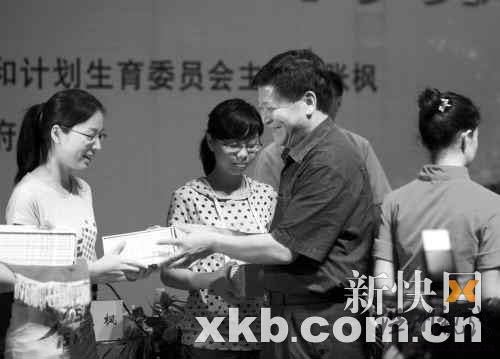 張楓昨日向南沙贈書，并為南沙計生干部上課。新快報記者陳昆侖/攝
