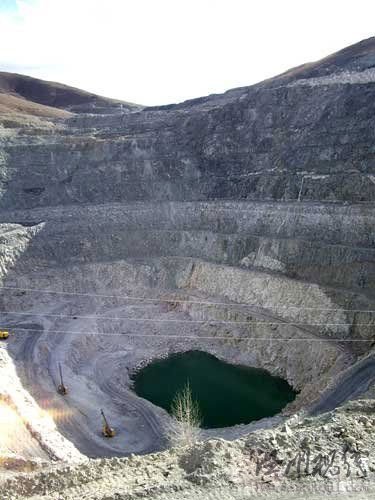 共和國的功勛礦―可可托海三號(hào)礦坑