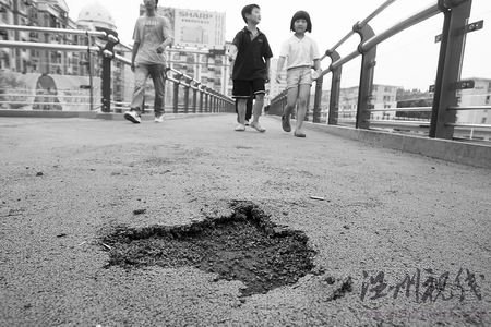 天橋剛修通就破相了，市民唯恐一腳下去踩出個窟窿，跌落地面
