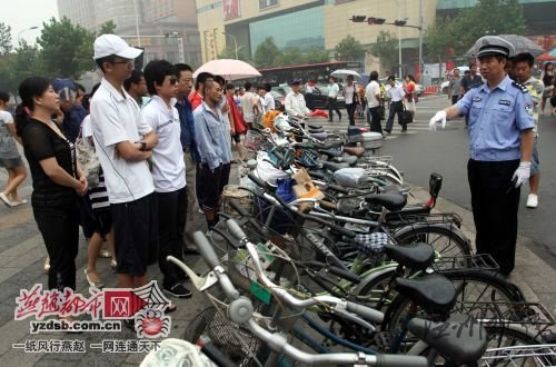 民警批評(píng)教育闖紅燈者。