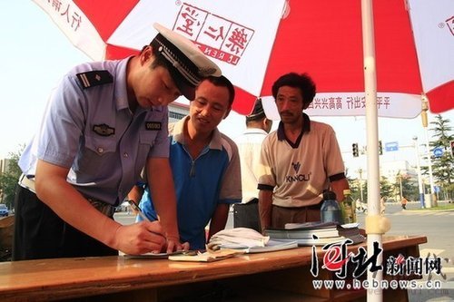 石家莊10萬重獎(jiǎng)不闖紅燈者 160余人領(lǐng)走8萬(圖)