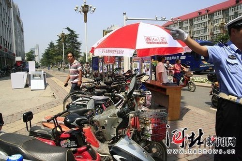 石家莊10萬重獎(jiǎng)不闖紅燈者 160余人領(lǐng)走8萬(圖)