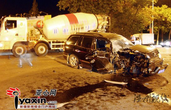 圖為事故現場，北京現代 越野車經撞擊后，彈出幾米遠，交警正在事故現場勘驗。