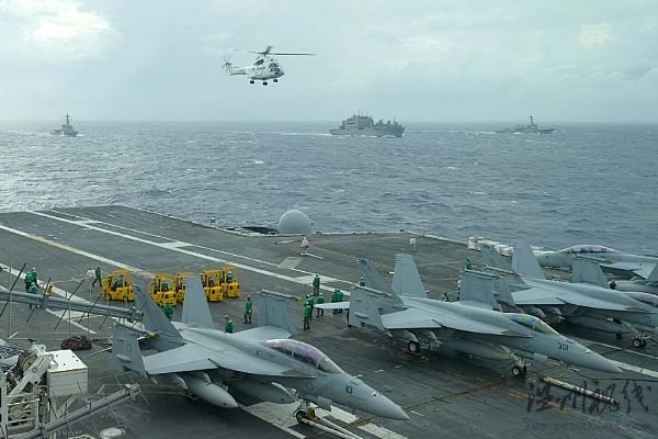2010年8月9日，太平洋，美國海上補給司令部下轄的干貨與彈藥補給船USNS Amelia Earhart (T-AKE 6)正在為美國海軍“華盛頓”號核動力航母(CVN 73)進行補給，一架SA-330J美洲豹直升機正在對“華盛頓”號進行垂直補給。