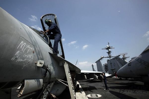 資料圖片：一名機師正在檢修航母上的“大黃蜂”艦載戰斗機。“華盛頓”號航母上共裝載有超過70架艦載飛機。