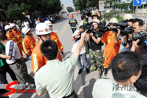 山西省人民醫(yī)院前地面塌陷致門診樓側塌(組圖)