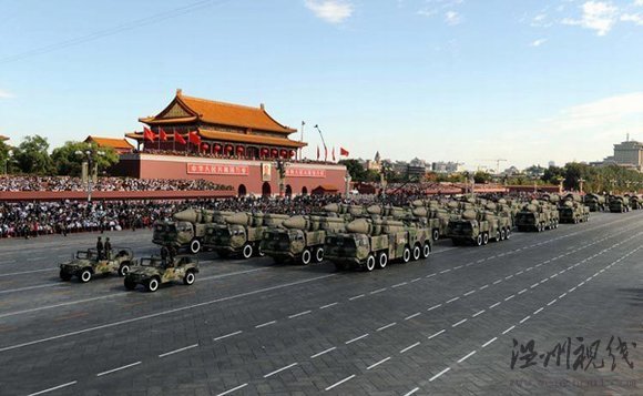 東風-21丙常規導彈方隊通過天安門廣場