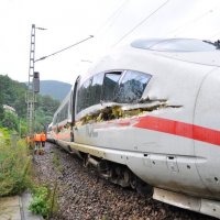 德國(guó)高速列車與垃圾車相