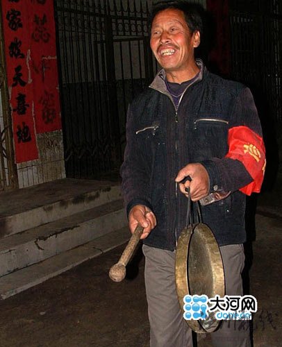 山村為實(shí)現(xiàn)天下無(wú)賊村民輪流值更(組圖)
