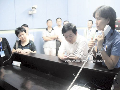 市民受邀參觀檢察院審訊室海綿包墻防自殺(圖)