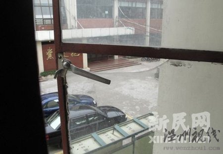 青年因情感糾紛在大學內(nèi)割腕(組圖)