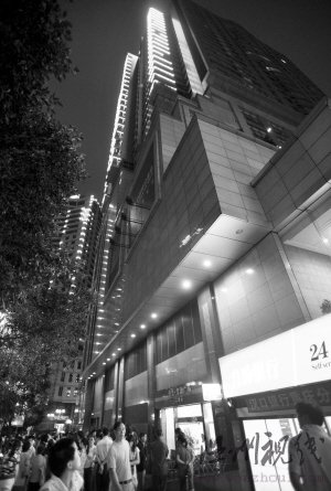 男子用鮮血在枕頭上寫110從28樓扔下報警(圖)