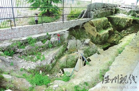 專家在四川彭州地震斷裂帶上挖坑破解地震謎題