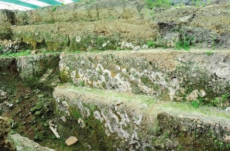 專家在四川彭州地震斷裂帶上挖坑破解地震謎題