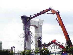 高架橋橋墩剛建好即遭拆除網(wǎng)友戲稱(chēng)積木橋(圖)