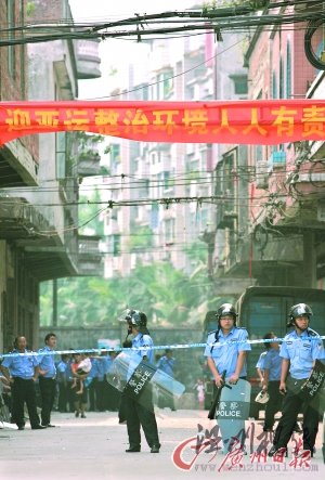 數(shù)百警力荷槍持盾(圖)