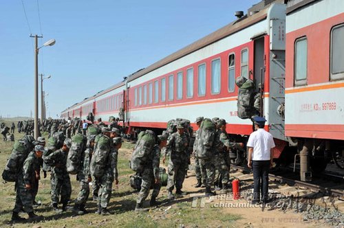參演部隊在內蒙古自治區朱日和火車站登車待發。