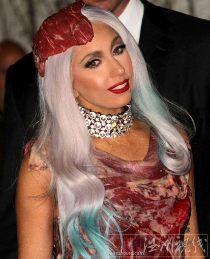 lady gaga mv音樂(lè)錄影帶大獎(jiǎng)?lì)C獎(jiǎng)禮 lady gaga 肉片裝有點(diǎn)血腥感覺(jué)