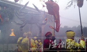 洞頭縣北岙鎮(zhèn)大王殿村的村民，在為“迎火鼎”巡游做彩排。陳蜜 攝