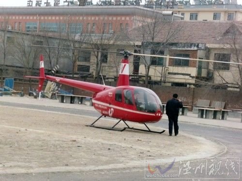 山東直升機接人，山東男子駕直升機空降校園接走女生