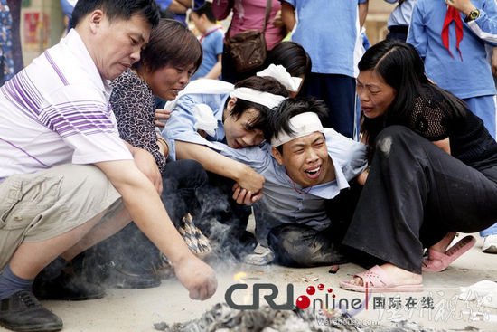 深圳一出租車司機被醉酒者用石頭砸死(高清圖)