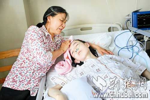 天門婦女孫國香和她因沉迷網游而重病纏身的兒子王剛 記者戈昊怡攝