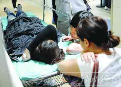 輕生女子在醫(yī)院以臂遮面，情緒激動