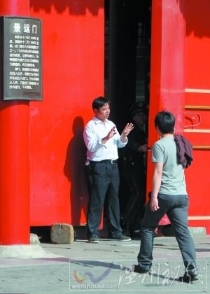 一工作人員示意游客止步。昨日，故宮東區(qū)暫停開放。