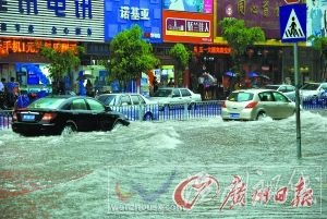 河源市區多條街道遭遇“水浸街”。